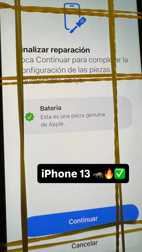 Teléfono sujeto con bandas elásticas durante la configuración del repuesto.