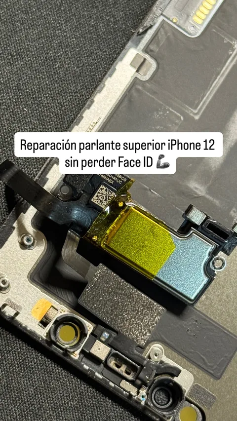 Detalle de los componentes superiores de un teléfono abierto.