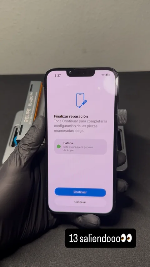 Teléfono sostenido con guante y la pantalla de configuración del repuesto encendida.
